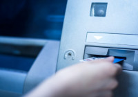 Человек у банкомата