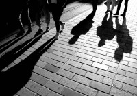 тротуар_ноги_туристы_прогулка_вечер