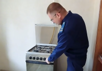 Прокурор оценивает состояние жилья для сирот.