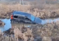 Автомобиль в кювете после ДТП.