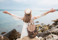 девушка путешествует