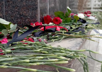 Цветы на мемориале