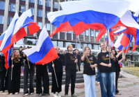дети с флагами России