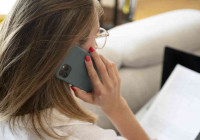 девушка с телефоном