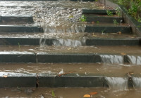 Вода течет по тротуару