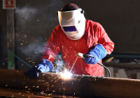 Электрогазосварщик на работе