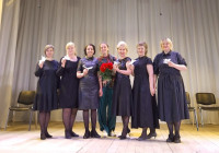 Артисты на сцене после спектакля.