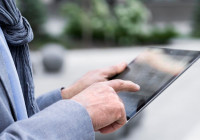 человек с планшетом