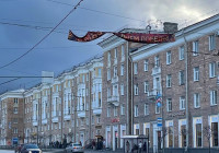 Поврежденное ветром оформление к 9 Мая в Петрозаводске.