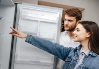 Люди у холодильника