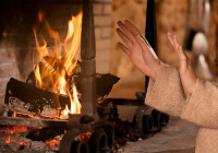 девушка у камина