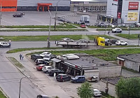 грузовик на газоне