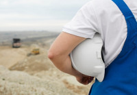 Каска у рабочего