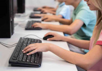 дети обучаются на компьютерах