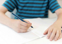 ребенок пишет