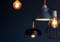 Лампа на потолке