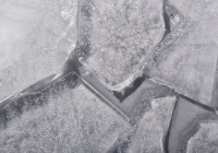 лед в трещинах