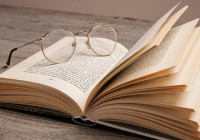 Книга на столе