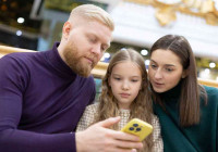 семья с телефоном
