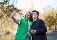 девушка с телефоном