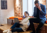 мужчина и женщина с гаджетами