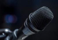 Микрофон на сцене