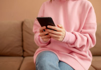 смартфон в руках женщины