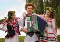 трое в народных костюмах