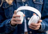 Наушники в руках