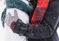 пара обнимается