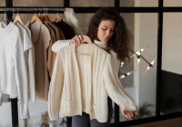 Девушка со свитером