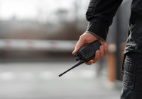 рация в руке