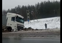 фура в кювете