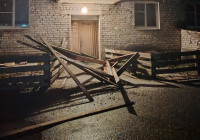 опора, поддерживающая козырек, рухнула