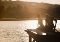 пара отдыхает на озере