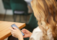 девушка с телефоном