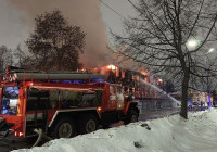 пожарная машина на месте пожара