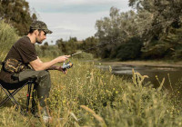 рыбак на берегу реки