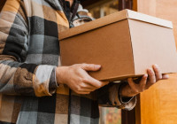 коробка в руках