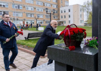 Шандалович возлагает цветы
