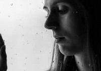 Девушка в слезах