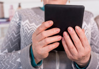 пенсионерка с телефоном