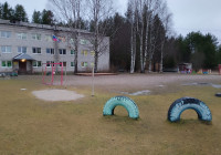 школа в поселке Матросы и спортплощадка