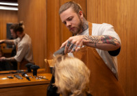 мужчина-парикмахер делает стрижку