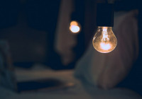 Лампа на потолке