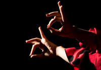 женщина в танце руки