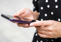 девушка с мобильником