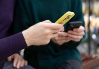 телефоны в руках