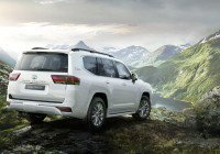 Внедорожник Toyota Land Cruiser на фоне горного пейзажа.