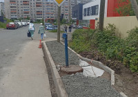 колонка на тротуаре